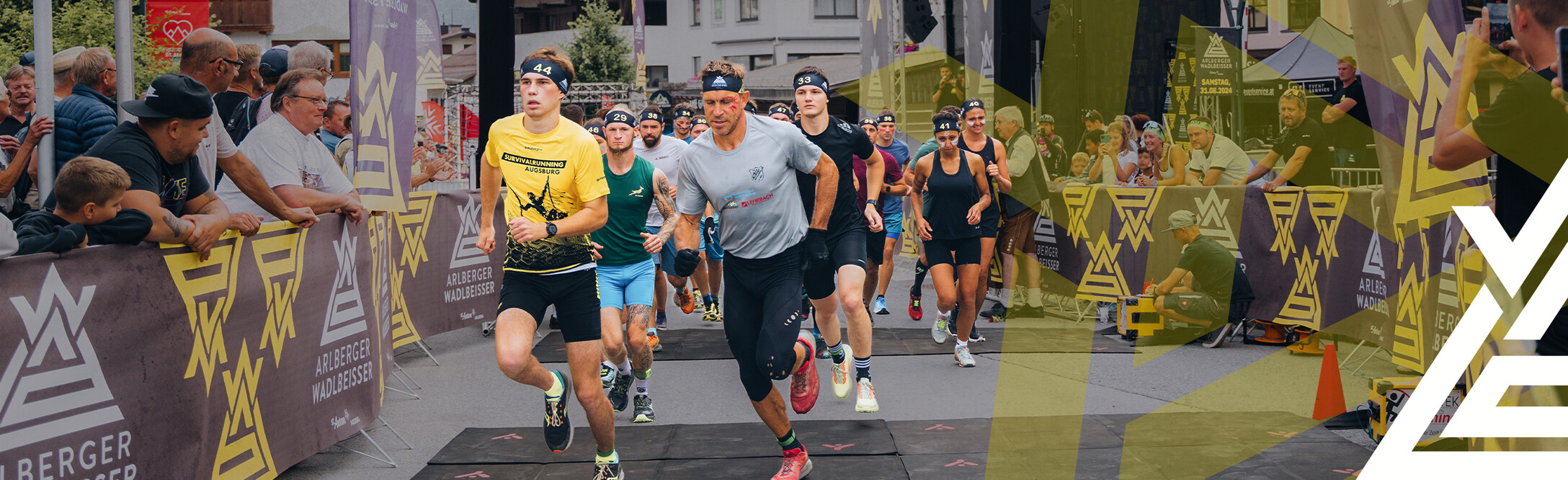 Arlberger Wadlbeisser - Start Starter:innen beim Arlberger Wadlbeisser auf den ersten Metern. Arlberger Wadlbeisser Logo als Designelemnt in weiß am rechten Bildrand.