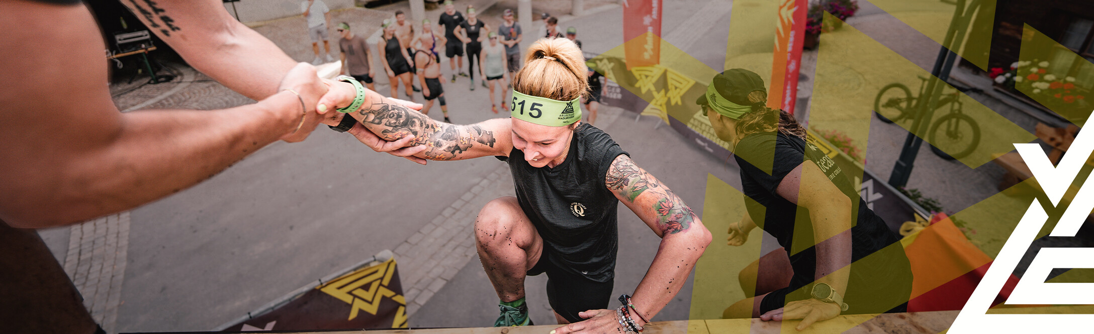 Arlberger Wadlbeisser - Eisfall Steilhang Frau bewältigt eine Rampe mit Hilfe von ihren Teampartnern, Zuseher sind im Hintergrund sichtbar. Arlberger Wadlbeisser Logo als Designelemnt in weiß am rechts Bildrand.