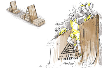 Image of a double wooden wall obstacle with two opposing A-shaped elements. The wooden walls are mounted on platforms and serve as climbing walls with support platforms.