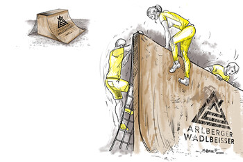 Illustration of a steep, curved wooden wall with a smooth surface. A ladder is mounted on the back. The obstacle features the Arlberger Wadlbeisser logo.