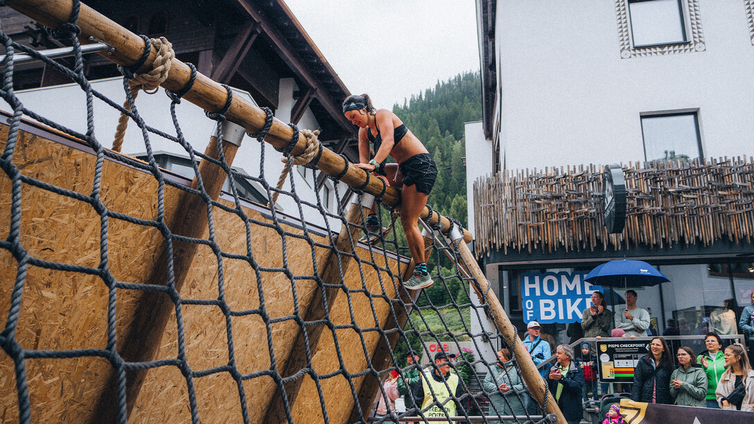 Athletin überwindet eine steile Holzrampe / Athlete conquers a steep wooden ramp