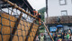 Athletin überwindet eine steile Holzrampe / Athlete conquers a steep wooden ramp