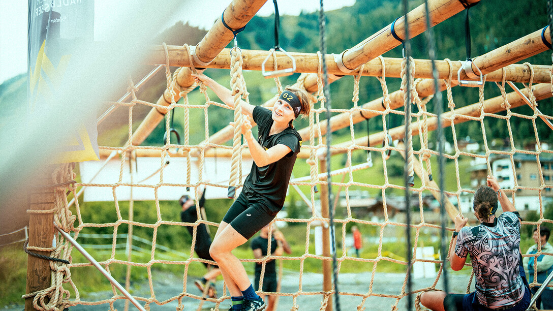 Holzkonstrukt mit vielseitigen Kletterapplikationen / Wooden structure with versatile climbing applications